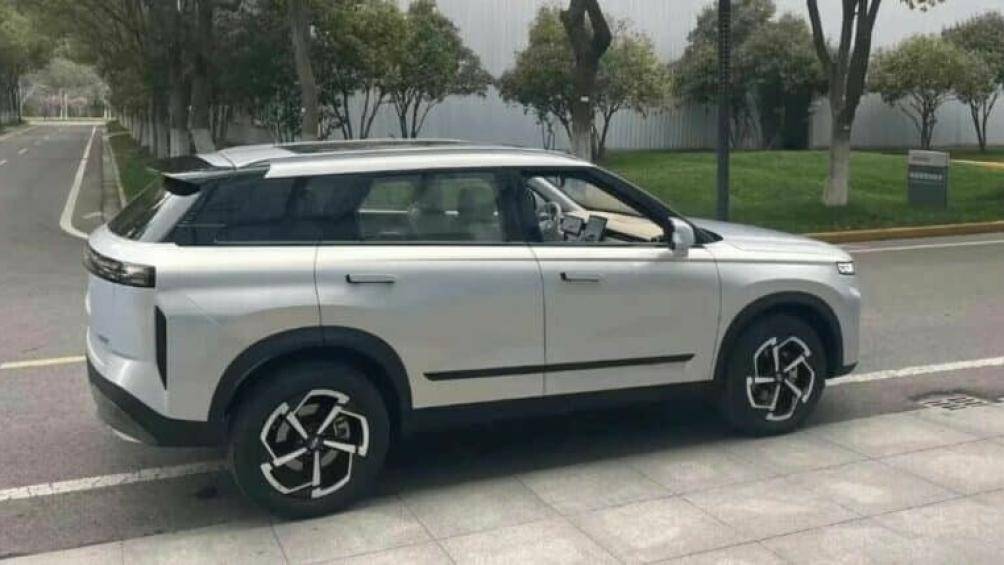 Ngoài ra, Chery TJ-1 còn có 1 tùy chọn động cơ nữa là máy xăng 4 xi-lanh, tăng áp, dung tích 1.6L, đi với hộp số tự động ly hợp kép 7 cấp