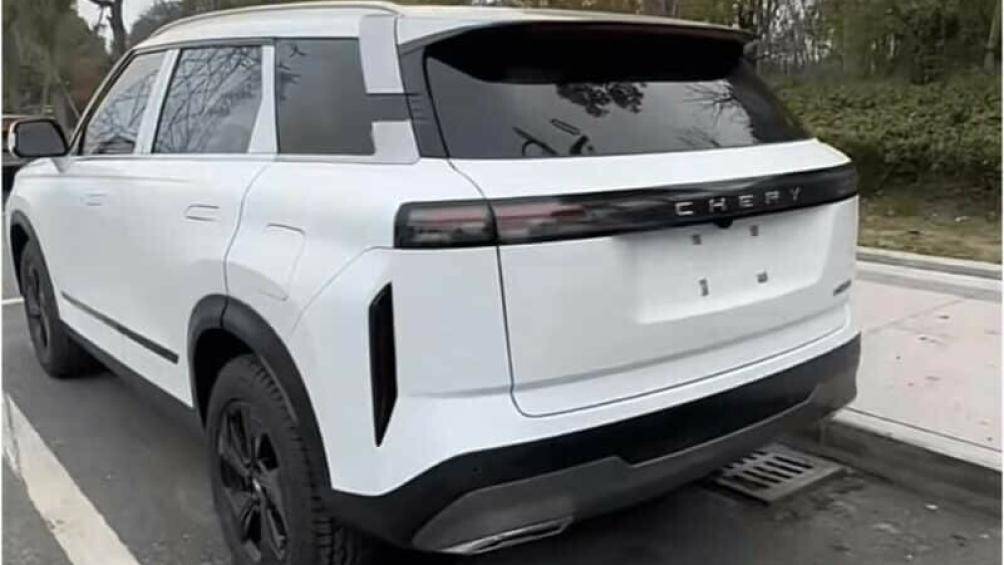 Phía đuôi xe có cánh lướt gió lớn tích hợp đèn phanh trên cao, đèn hậu dạng xuyên thấu và 2 ống xả