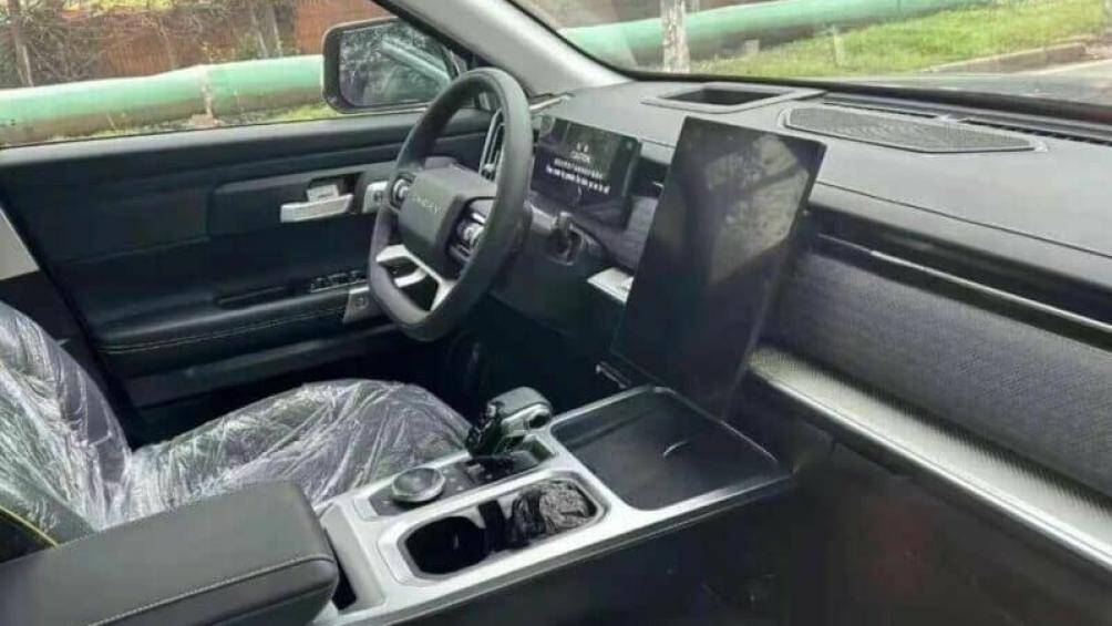 Ở nội thất, khoang cabin của xe được thiết kế kiểu hiện đại với 2 tùy chọn tông màu đen và trắng