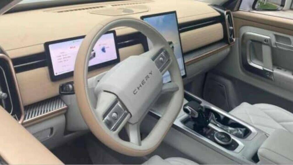 Vô lăng đa chức năng 4 chấu tích hợp bánh xe điều khiển, bảng đồng hồ hình chữ nhật, màn hình điều khiển trung tâm nổi 14,8 inch