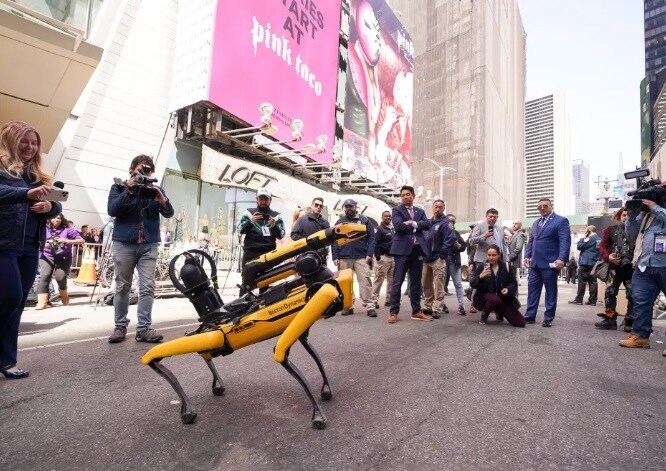 Bên cạnh đó, cảnh sát New York còn sử dụng chú chó robot “Digi-dogs” trị giá gần 750.000 USD. Cách đây 2 năm, cảnh sát New York từng vận hành thử nghiệm chó robot “Digi-dog” nhưng đã phải tạm dừng chỉ sau vài tuần vì nhiều luồng ý kiến dư luận lo ngại việc ứng dụng robot gây ra nhiều hệ lụy.
Tới đây, cảnh sát New York sẽ sử dụng 2 chú robot này để hỗ trợ lực lượng chức năng trong trường hợp xảy ra bắt cóc con tin hoặc trong các điều kiện nguy hiểm khác.