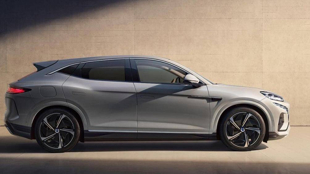 Denza N7 có thiết kế thanh thoát, tinh tế với cụm đèn LED hẹp và dài mang đến sự cá tính cho mẫu xe này