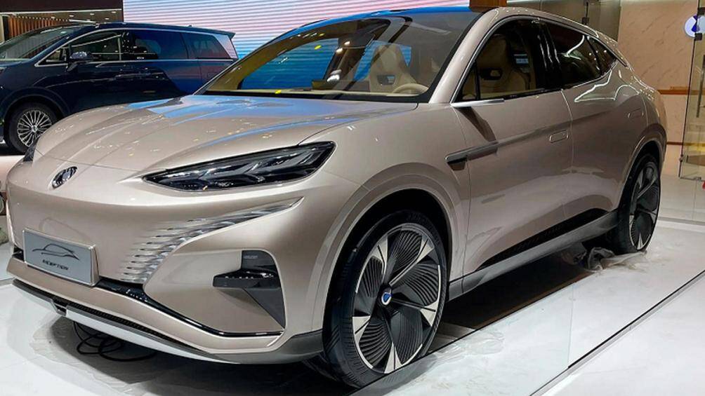 Xe sở hữu một mâm 5 chấu đơn, sơn 2 màu tương phản. Cổng sạc được thiết kế ở cả hai bên thân xe