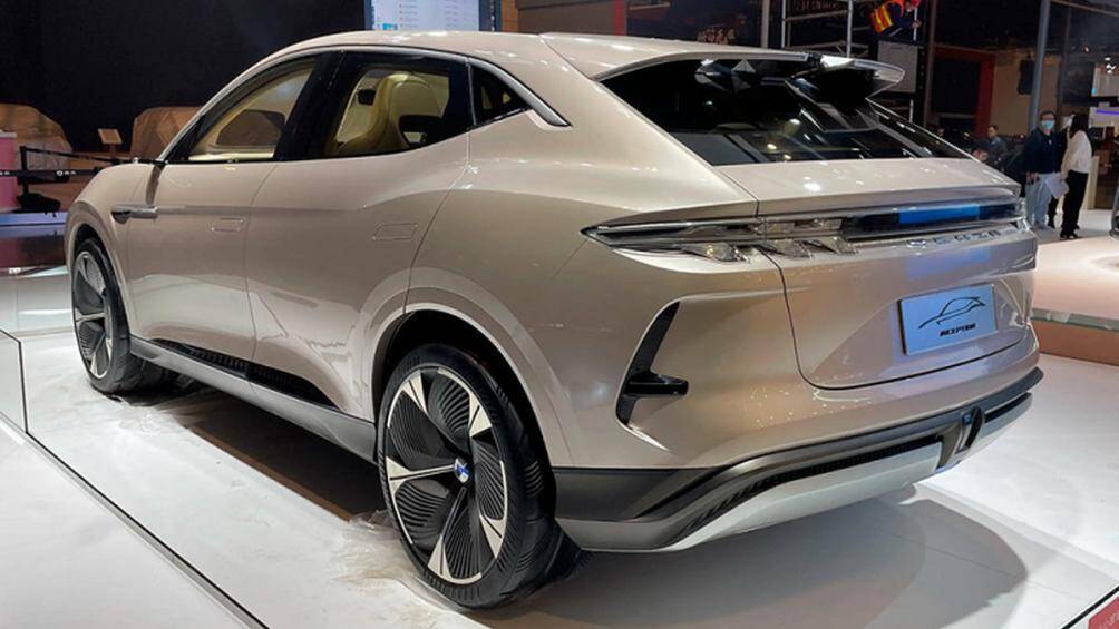 Denza N7 có cụm đèn hậu xuyên thấu, được đồ họa hình chữ C cỡ lớn ở hai bên. Trên mui xe còn có đèn phanh LED kéo dài