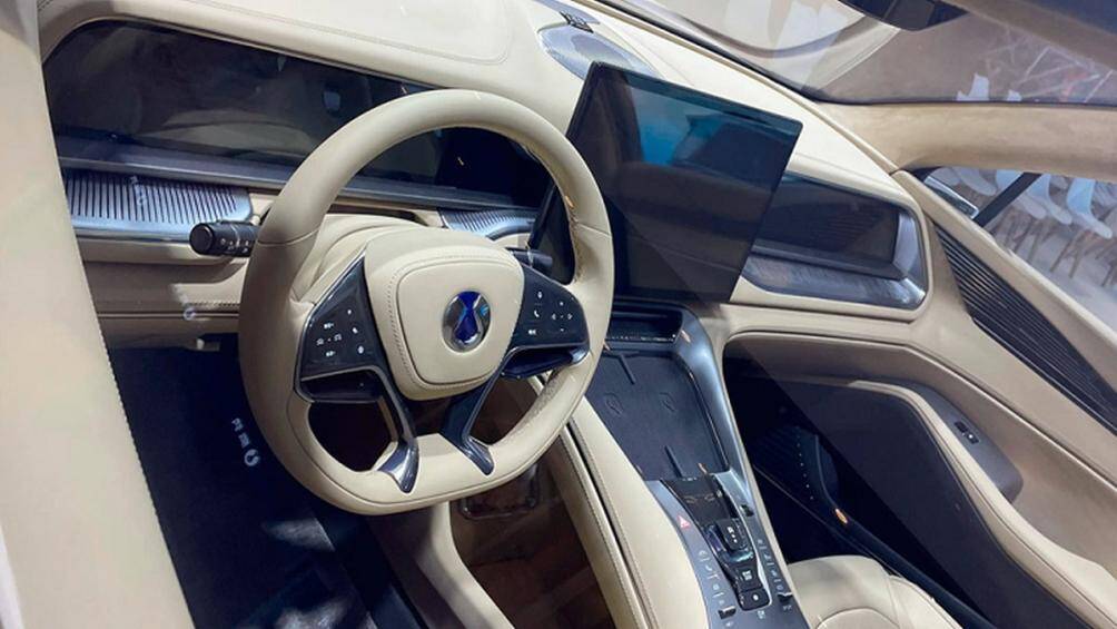 Những tiện ích như cảm biến LiDAR và camera, giúp xe có khả năng lái bán tự động, màn hình đồng hồ kỹ thuật số cũng được tích hợp trên xe