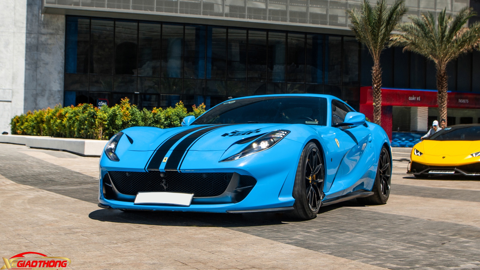 Ferrari 812 Superfast thứ 2 về Việt Nam cũng góp mặt. Xe sở hữu động cơ V12 6.5L hút khí tự nhiên, công suất cực đại 789 mã lực, có thể tăng tốc từ 0-100 km/h trong khoảng 3 giây với tốc độ tối đa lên tới 350 km/h. 812 Superfast ra đời để thay thế cho đàn anh Ferrari F12 Berlinetta