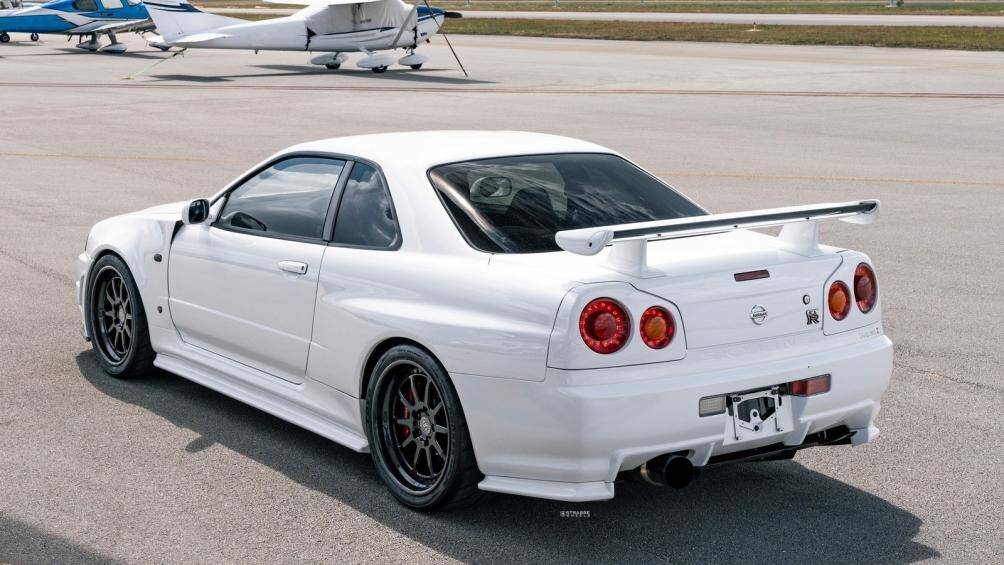 Chiếc xe được chủ nhân độ lại bộ mâm thể thao 10 chấu 19 inch được làm bằng sợi carbon và hợp kim cao cấp