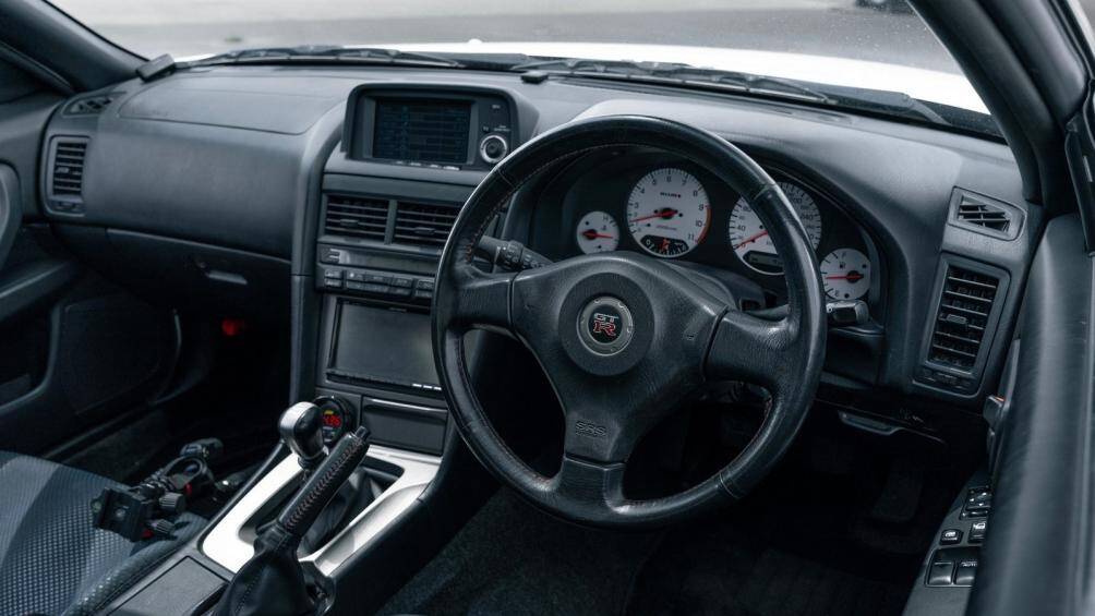 Bên trong, khu vực bệ tay trung tâm được ốp hợp kim Iridium, bàn đạp ga/thắng bằng nhôm, ghế bọc nỉ màu đen thay vì màu xám như trước