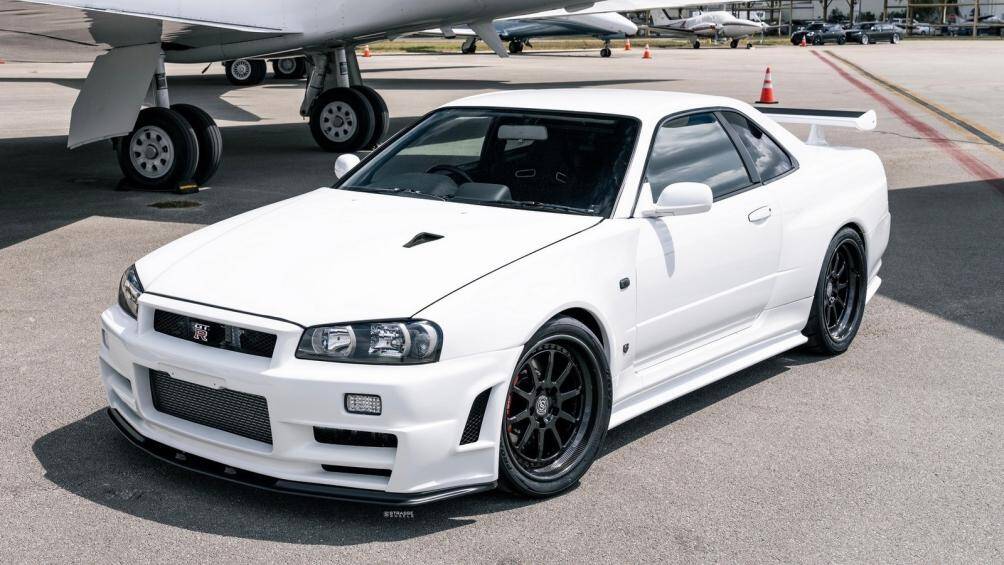 Đặc biệt, nắp capo của phiên bản V-Spec II được chế tác từ sợi carbon và bổ sung thêm khe gió NACA thay thế hợp kim nhôm