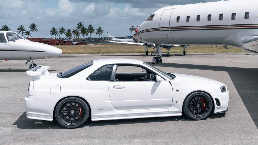 Nissan đã sản xuất tổng cộng 1.855 chiếc Skyline GT-R V-Spec II, 718 chiếc V-Spec II Nür, 18 chiếc V-Spec II N1 và 2 chiếc V-Spec II New Zealand