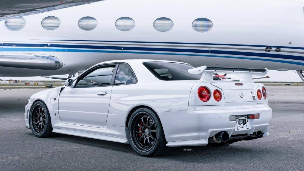 Tại Mỹ, những mẫu xe cũ không được chế tạo và cấp phép theo tiêu chuẩn của quốc gia này đều không được nhập khẩu trong vòng 25 năm kể từ ngày ra mắt