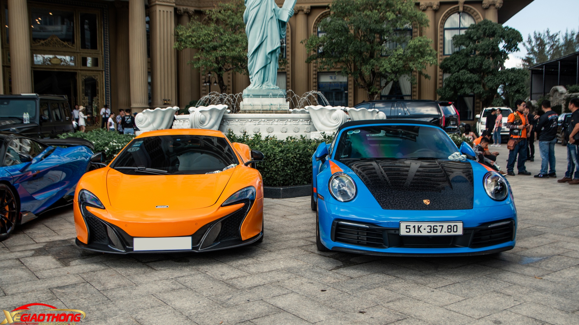 McLaren 650s Coupe đầu tiên tại Việt Nam dừng chân bên cạnh Porsche 911 Targa 4S. Tuy nhiên, mẫu siêu xe Anh không tham dự vào buổi roadshow