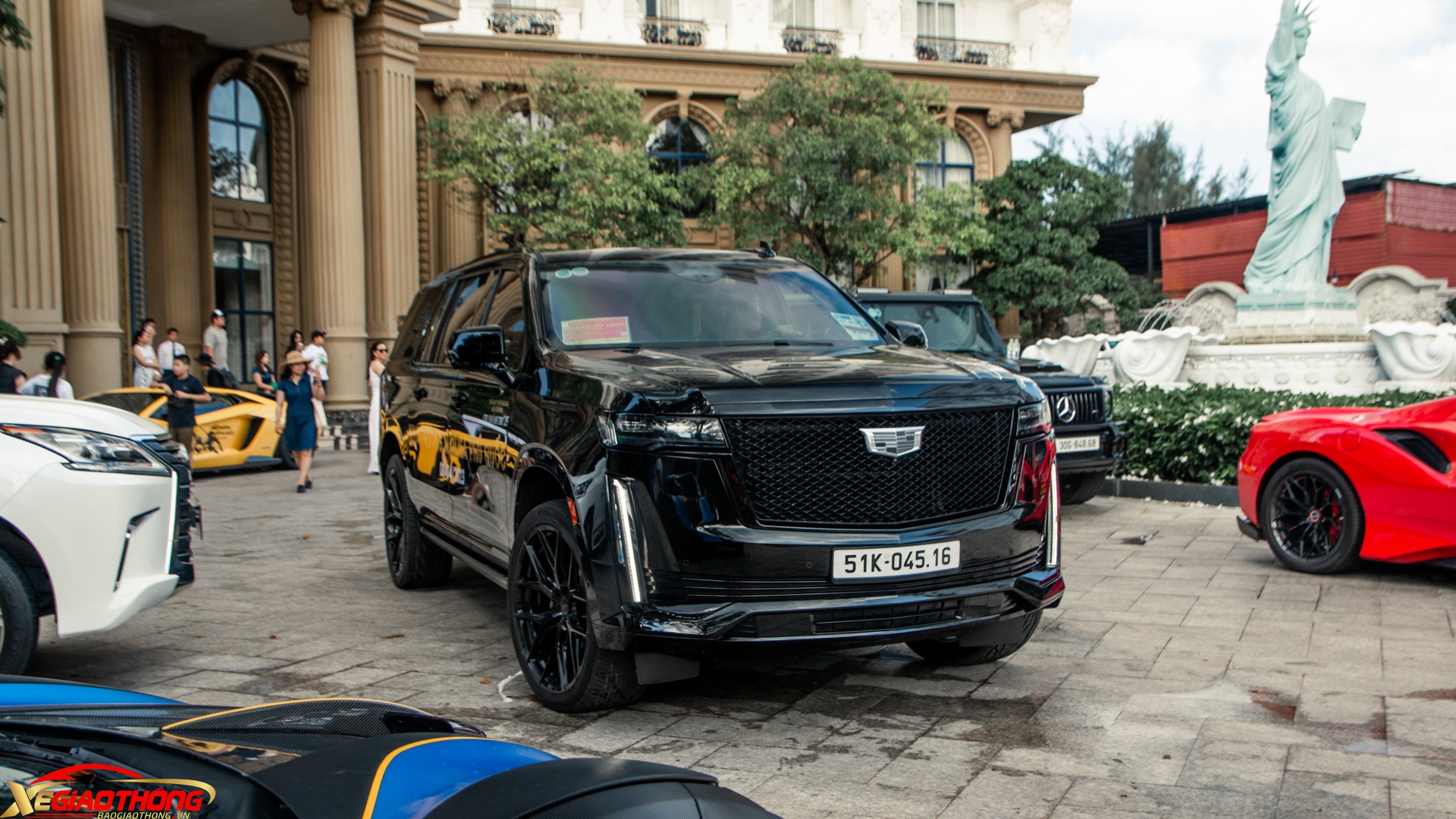 Ngoài ra, dàn xe hậu cần còn có Cadillac Escalade, Bentley Bentayga V8 bản kỉ niệm 100 năm, BMW 428i Convertible, BMW 5 Series, Lexus LX570 và 2 chiếc Mercedes AMG G63. Tổng giá trị tất cả mẫu ô tô trong sự kiện lên tới hơn 300 tỷ đồng