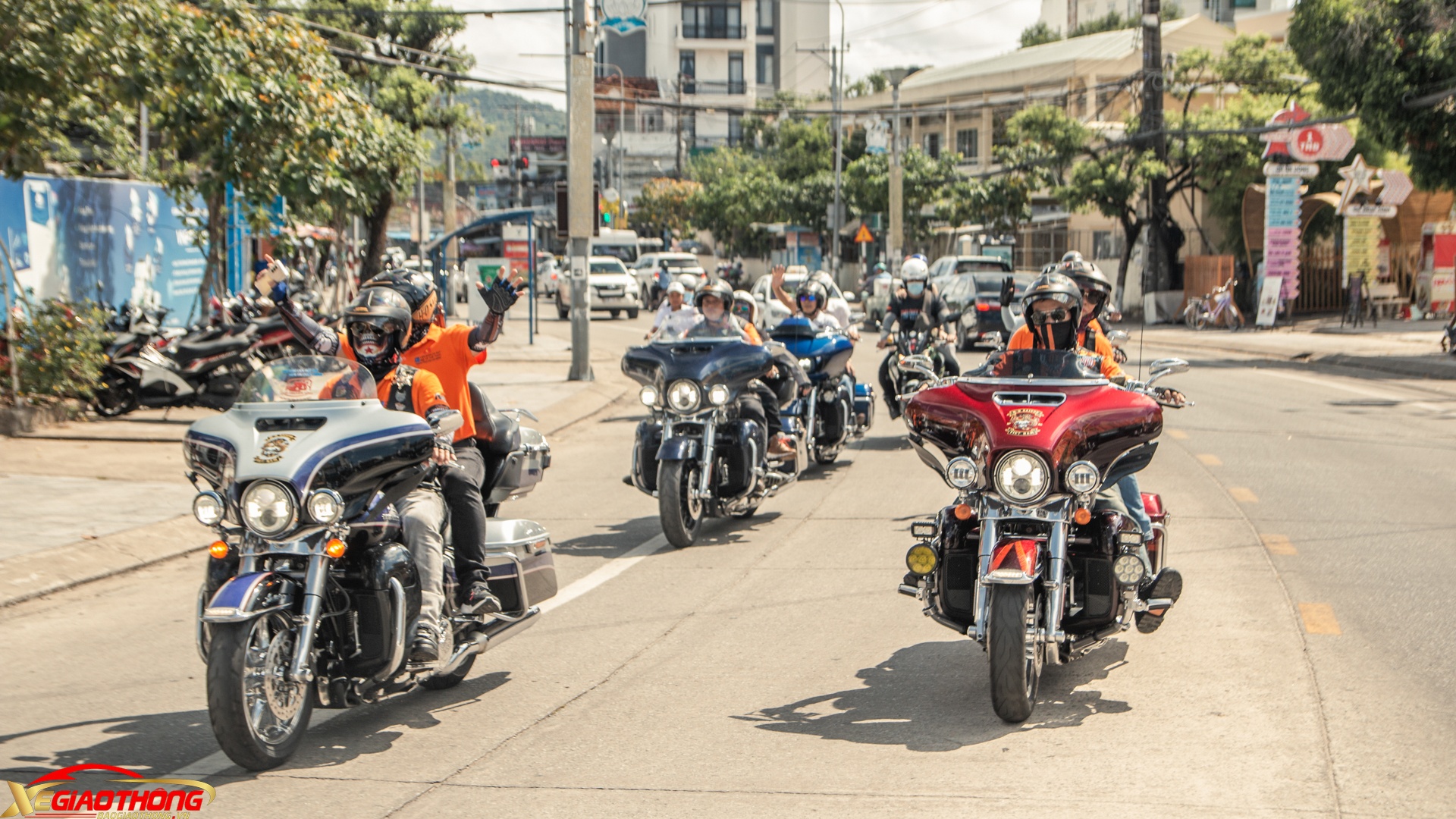 Dẫn đầu là đoàn mô tô Harley Davidson