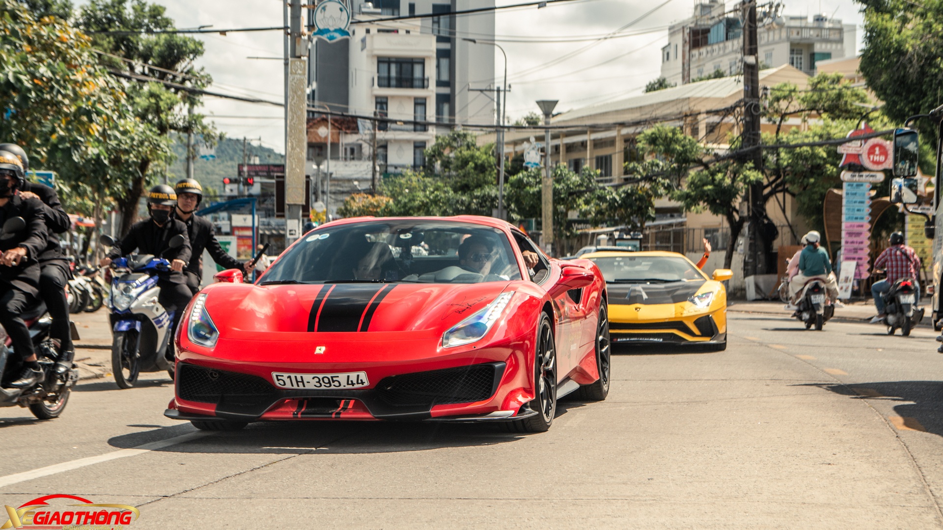 Sáng ngày 8/4, dàn siêu xe, xe siêu sang gồm 17 chiếc tụ họp, diễu hành khai trương một thẩm mỹ viện ở Phú Quốc với tổng quãng đường khoảng 30 km