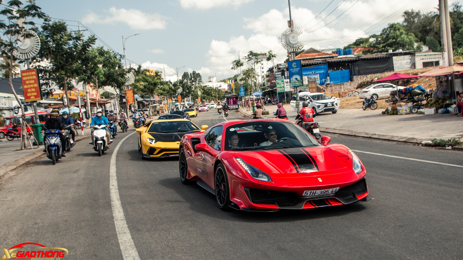 Tiếp đó là chiếc Ferrari 488 Pista Spider đầu tiên về Việt Nam, do chính chủ thẩm mỹ viện cầm lái. Xe mang màu đỏ Rosso Corsa đặc trưng của Ferrari và theo ghi nhận, trong nước còn 1 biến thể mui cứng (Coupe) và 2 biến thể mui trần (Spider)