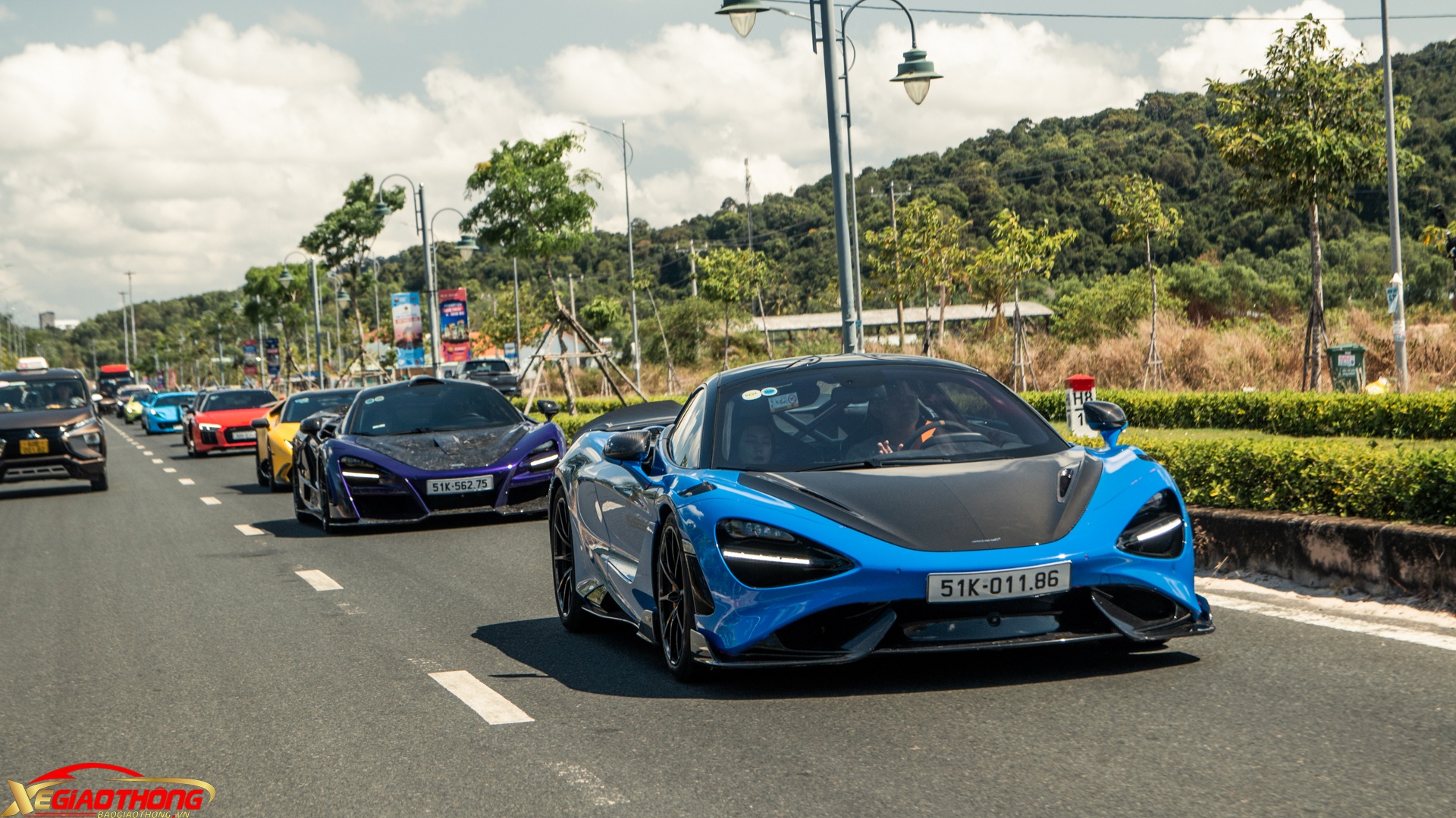 McLaren 765LT là mẫu siêu xe có số lượng đếm trên đầu ngón tay ở Việt Nam, chỉ 5 chiếc. Chiếc 765LT trong hình mang trên mình màu sơn Paris Blue được cá nhân hóa bởi bộ phận MSO. McLaren chỉ sản xuất 765 xe 765LT trên toàn cầu, chiếc trong bài mang số thứ tự 266/765