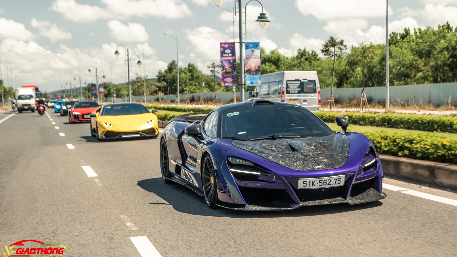 McLaren 720s Coupe độ Novitec N-Largo - gói bodykit chỉ có 15 bộ trên toàn cầu. Xe cũng được khoác lên "màu áo" Lantana Purple cá nhân hóa bởi MSO, có giá 10.000 USD. Phía sau buồng lái là khối động cơ V8 4.0L tăng áp kép sản sinh công suất 720 mã lực và mất 2,7 giây để tăng tốc từ 0-100 km/h