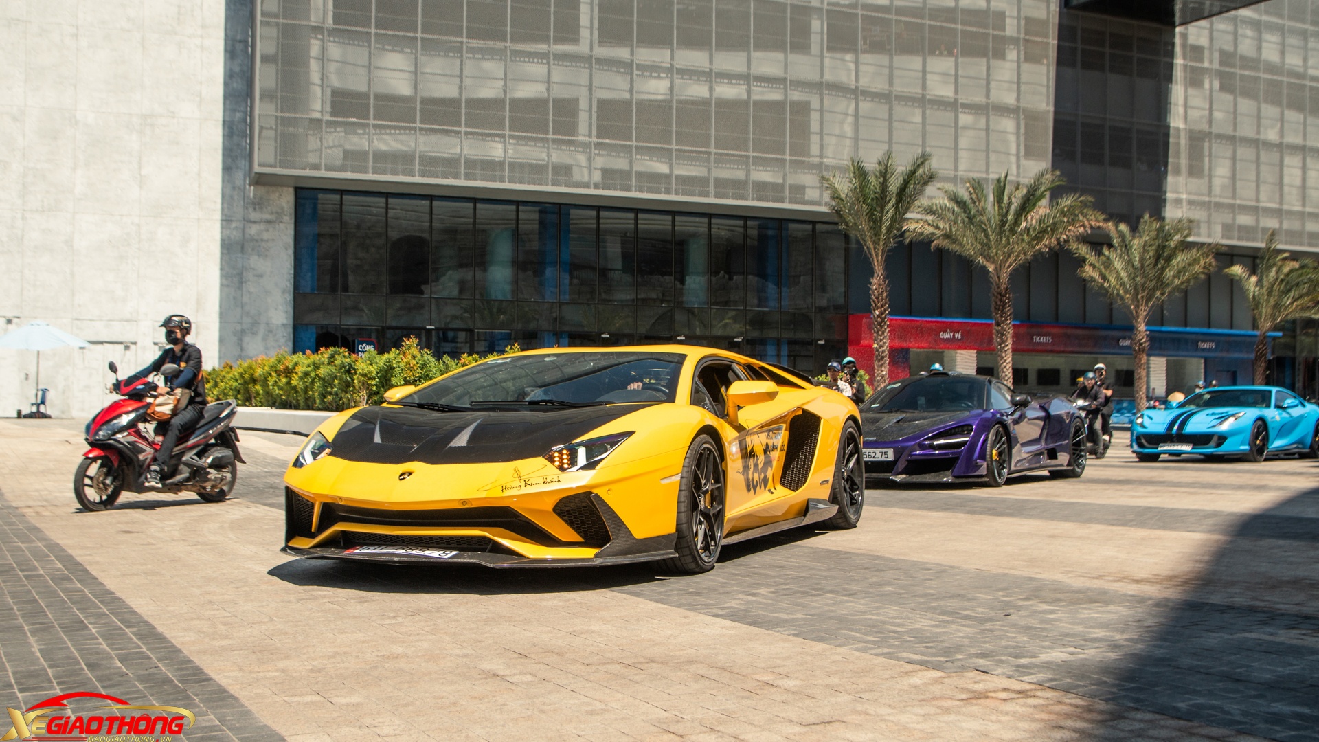 Theo sau có Lamborghini Aventador S chính hãng đầu tiên tại Việt Nam. Xe mang màu vàng Giallo Orion và đã được nâng cấp bộ body kit đến từ 1016 Industries, cánh gió DMC, mâm Vossen và hệ thống ống xả Ryft, Titanium Race giới hạn 18 bộ toàn cầu. Theo ghi nhận, đã có 2 chiếc Aventador S tại Việt Nam, chiếc còn lại màu đen bóng