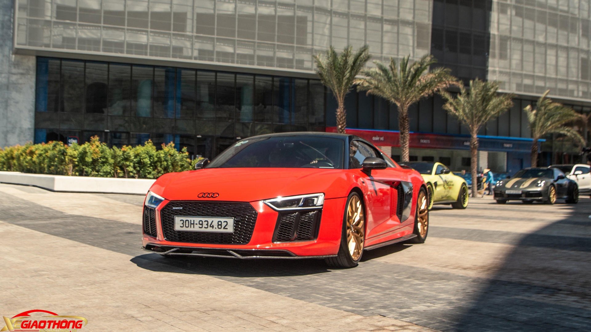 Audi R8 V10 Plus, Aston Martin V8 Vantage và Porsche 911 Carrera S với bộ body kit Techart cũng tham gia vào buổi roadshow này