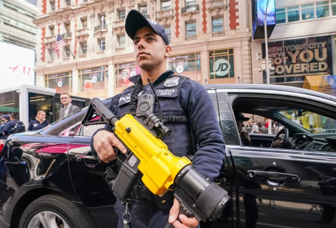 Bên cạnh đó, cảnh sát New York cũng sẽ được trang bị thiết bị GPS StarChase, cho phép cảnh sát gắn định vị vào ô tô vi phạm và theo dõi từ xa.