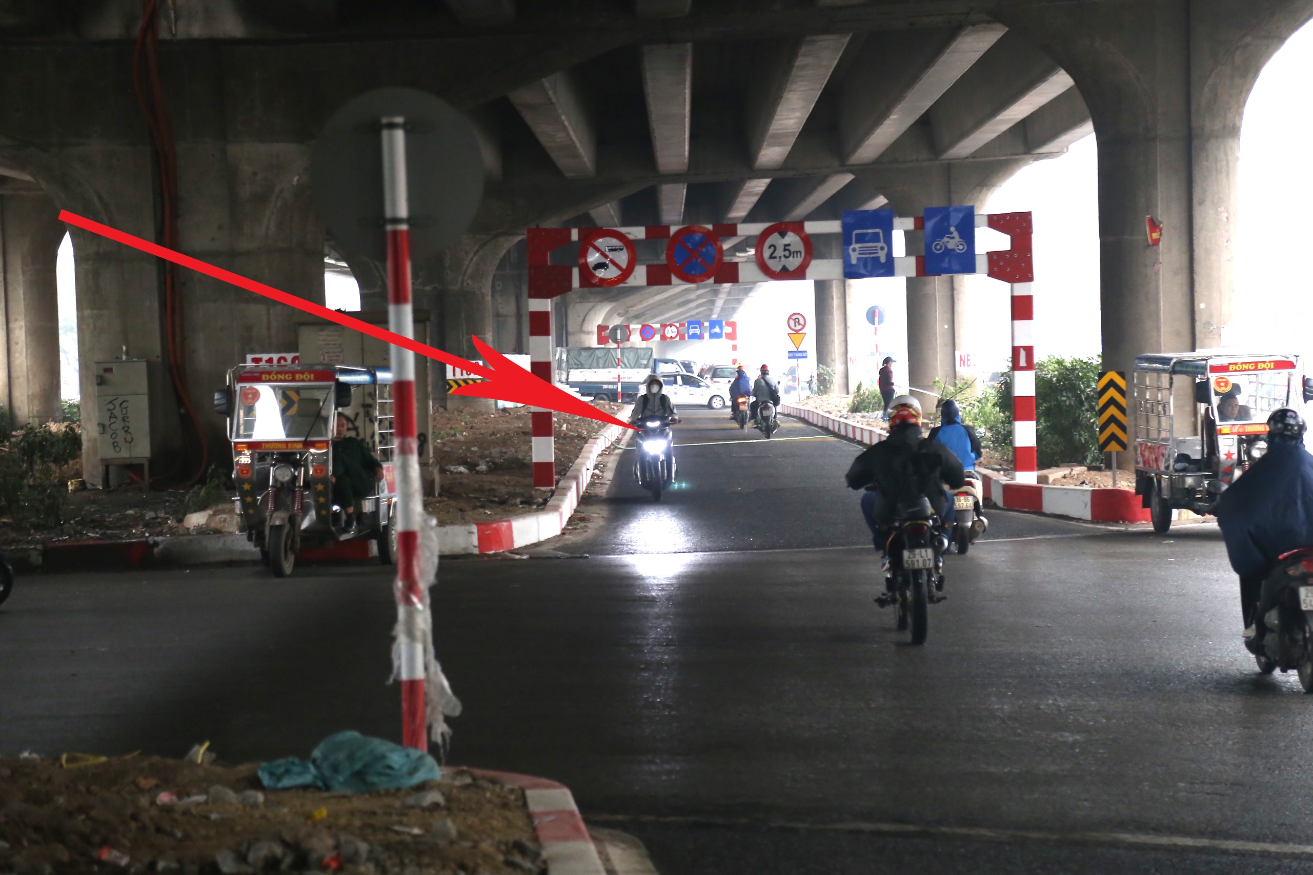 Tuy nhiên, làn đường mới mở (dưới gầm đường vành đai 3 trên cao) ở đường Nguyễn Xiển (TP Hà Nội) vừa được thông xe đã xuất hiện tình trạng giao thông lộn xộn.