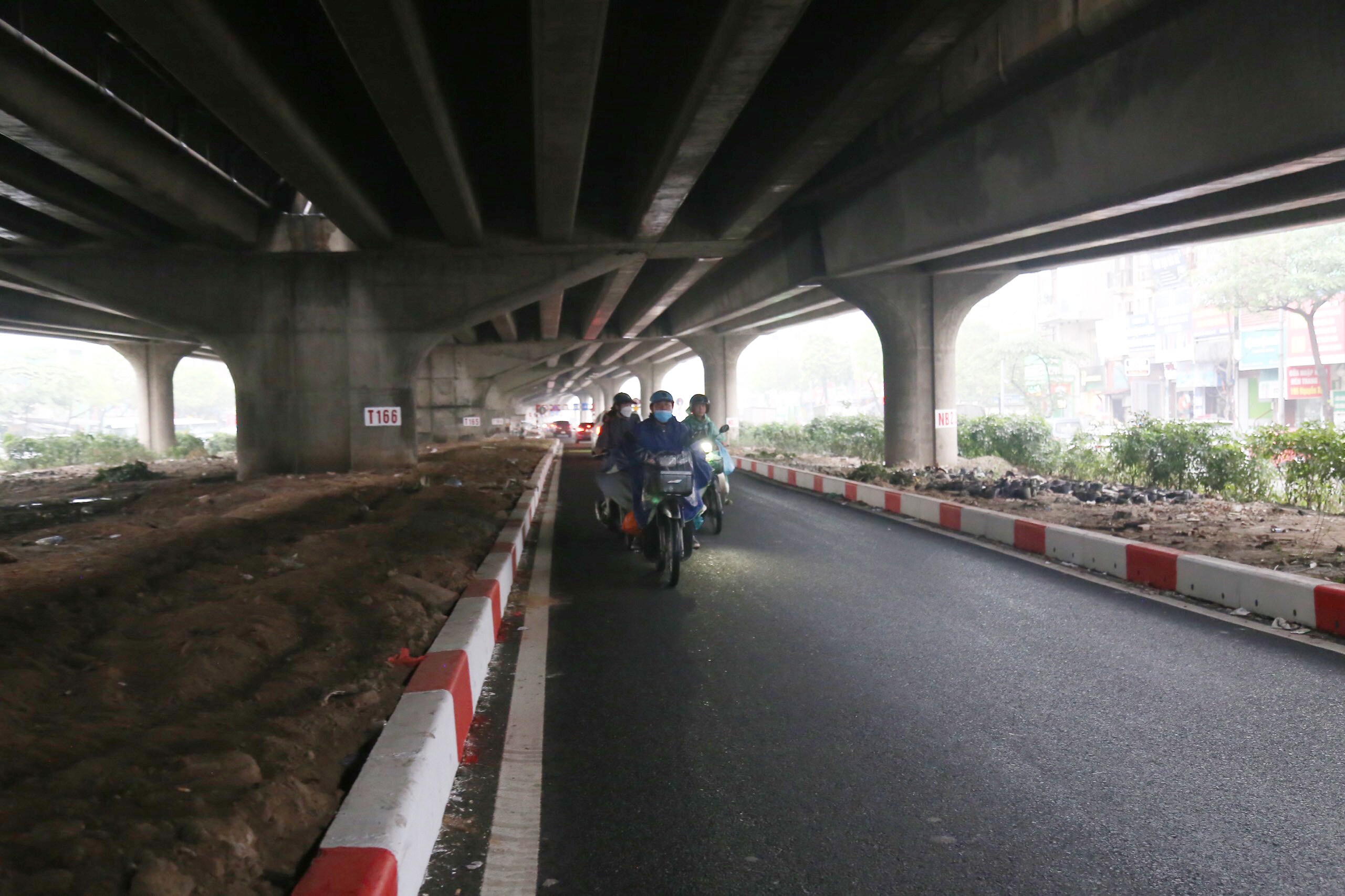 Những chiếc xe đi ngược chiều còn dàn hàng hai, hàng ba, chiếm nửa làn đường mới mở.