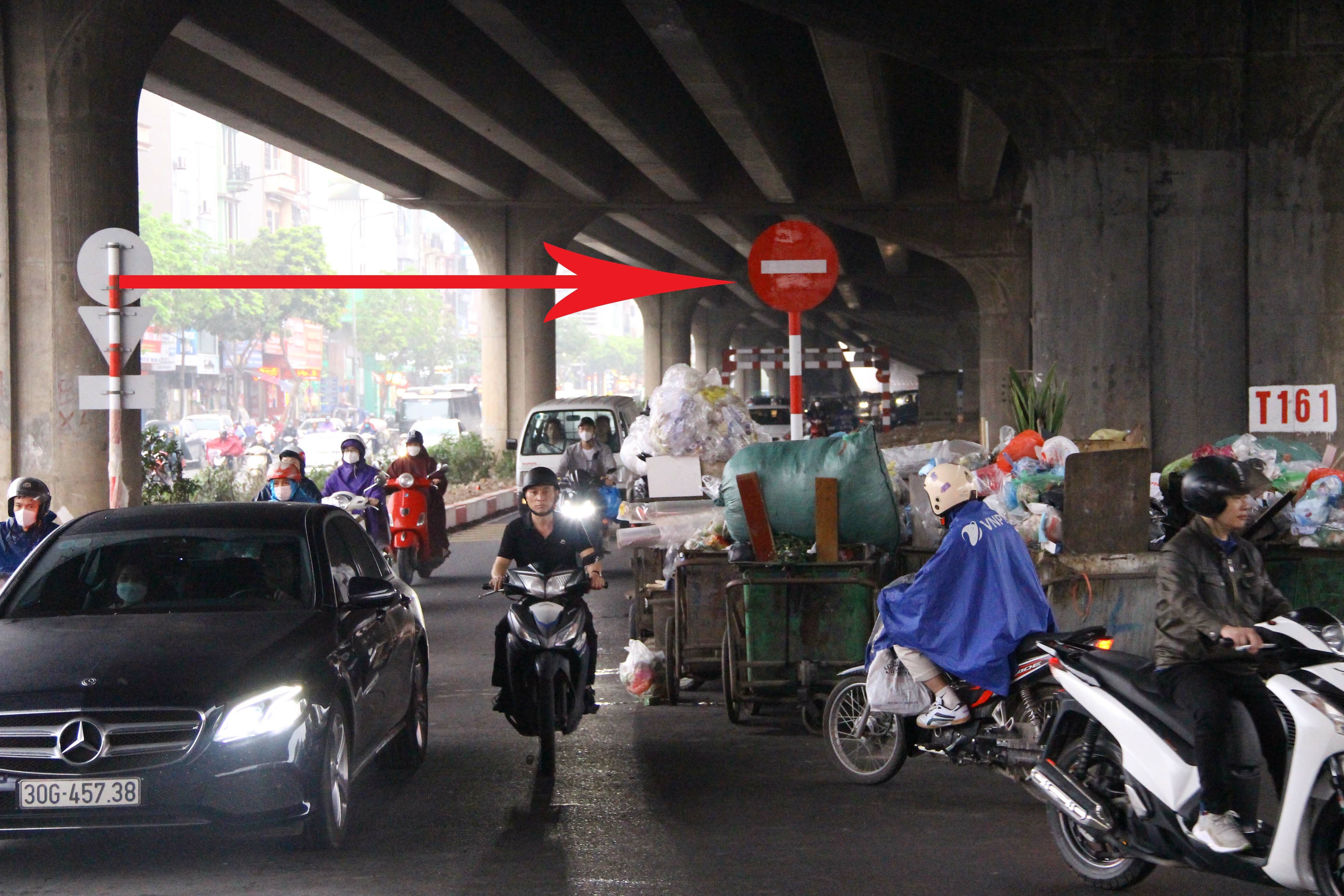 Hiện tại làn đường mới mở này đã cắm biển báo, tuy nhiên rất nhiều người vẫn bất chấp quy định, cố tình đi ngược chiều.