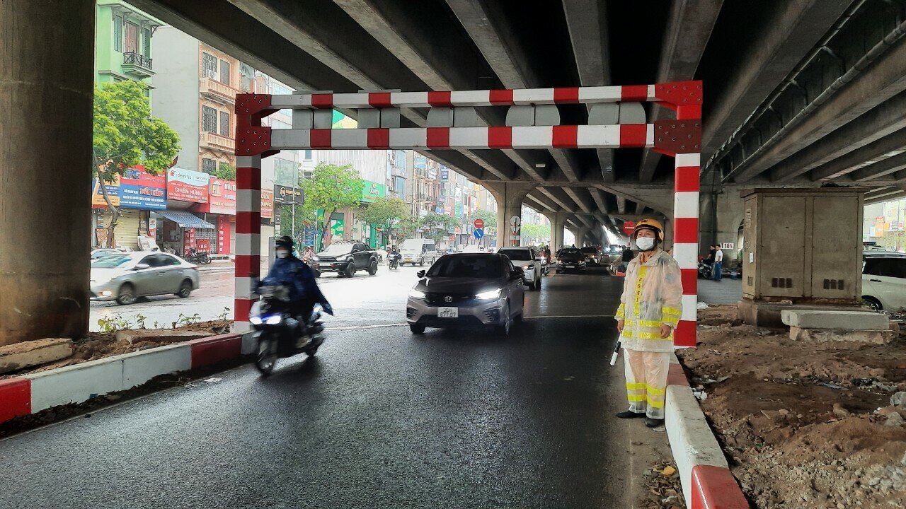 Sau phản ánh của Báo Giao thông về tình trạng nhiều người đi ngược chiều trên làn đường mới mở (dưới gầm đường Vành đai 3 trên cao) ở đường Nguyễn Xiển, sáng nay (14/4), Đội CSGT số  7 (Công an TP Hà Nội) đã lập Tổ công tác xử lý các xe vi phạm