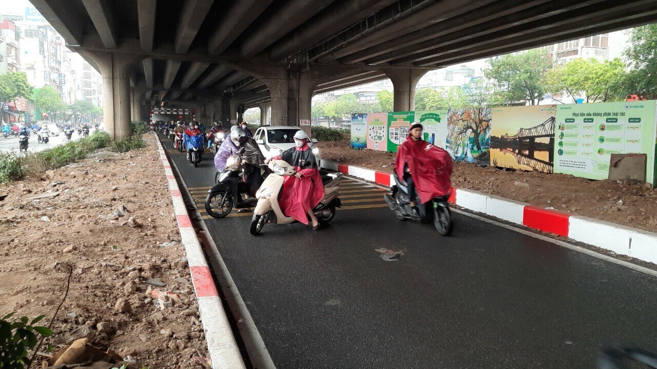 Trong khoảng hơn 1 tiếng, PV Báo Giao thông ghi nhận hàng chục lượt phương tiện xe máy đi ngược chiều thấy lực lượng CSGT rồi quay đầu bỏ chạy như thế này
