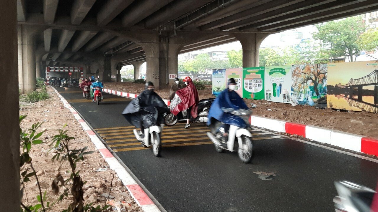 Việc đã đi ngược chiều lại đột ngột quay đầu bỏ chạy của các tài xế xe máy gây nguy hiểm cho người đi đường