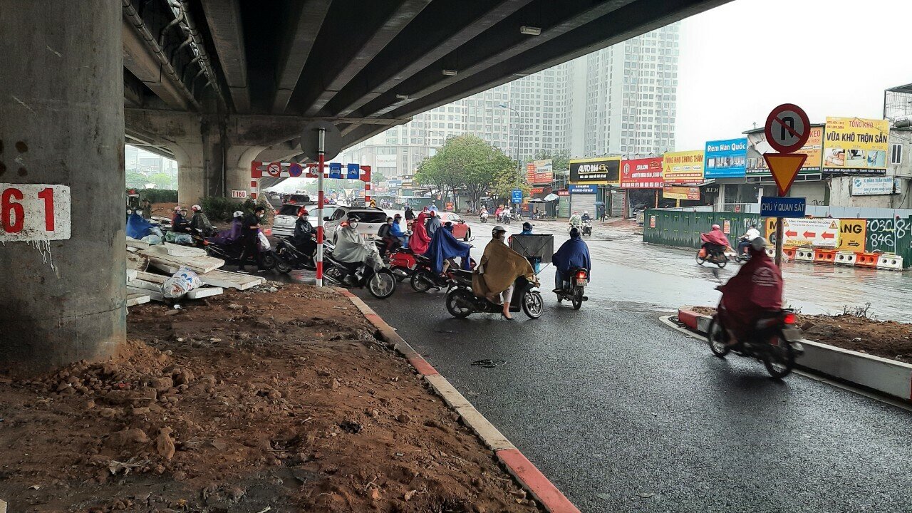 "Tôi đang điều khiển ô tô trên đường Nguyễn Xiển thì bị xe máy đi ngược chiều quay đầu tạt ngang, khiến tôi phải phanh xe đột ngột, mấy xe phía sau phanh dồn theo, quá nguy hiểm", anh Trần Văn Thiện (quận Thanh Xuân) cho hay