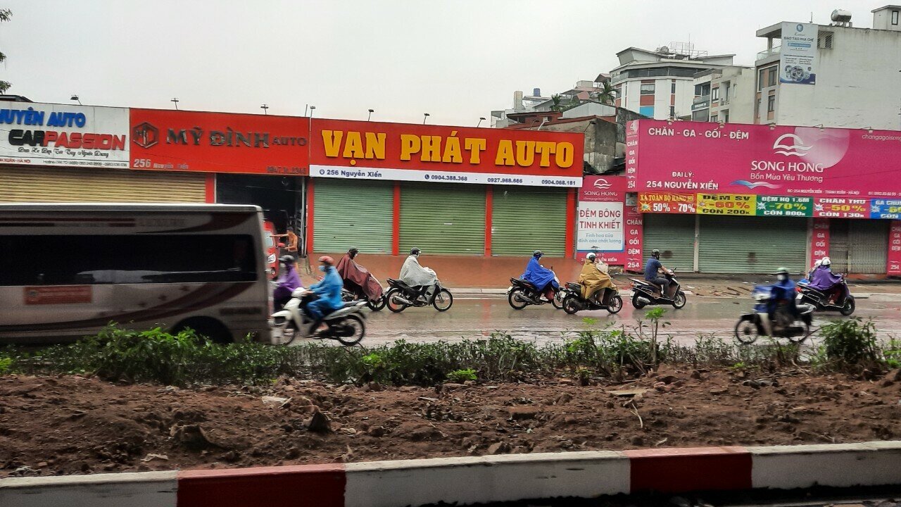Ghi nhận tại đây cũng cho thấy, khi CSGT thực hiện việc đón lõng ở làn đường mới thì rất nhiều người điều khiển xe máy đã đi ra làn đường cũ ở Nguyễn Xiển để đi ngược chiều nhằm né tránh lực lượng CSGT