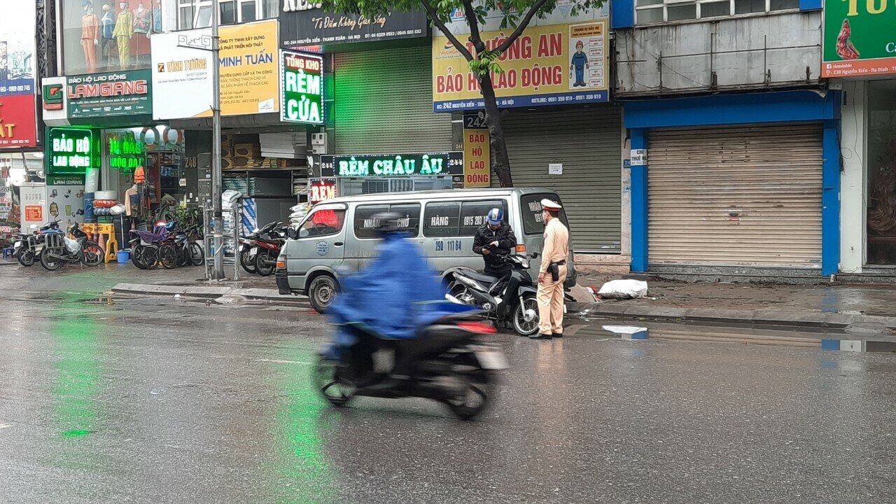 Để xử lý triệt để hiện tượng này, Tổ công tác của Đội CSGT số 7 đã ra làn cũ trên đường Nguyễn Xiển để xử lý những tài xế xe máy đi ngược chiều