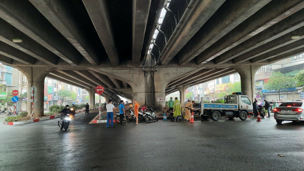 Cụ thể, từ gần 7h sáng nay, Tổ công tác gồm 3 cán bộ, chiến sĩ CSGT đã chốt tại điểm ra vào ở làn đường mới mở Nguyễn Xiển (đối diện số nhà 242) để đón lõng, xử phạt những trường hợp cố tình di chuyển ngược chiều