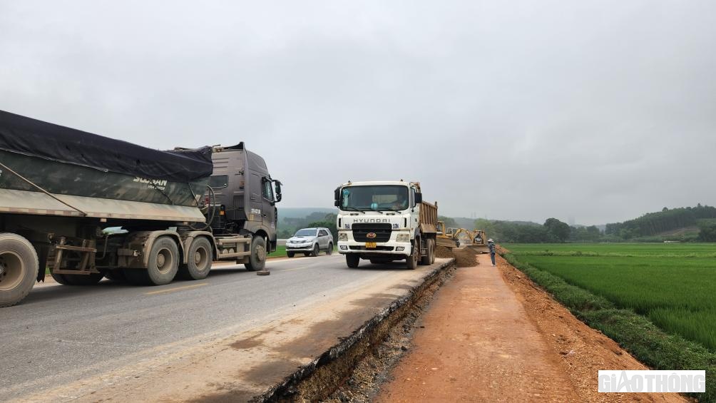 Ở đoạn đường vừa thi c&ocirc;ng vừa khai th&aacute;c, Sở GTVT Nghệ An chỉ đạo l&agrave;m nhanh, dứt điểm, đặt mốc thời gian thi c&ocirc;ng g&oacute;i gọn trong v&ograve;ng 6 th&aacute;ng