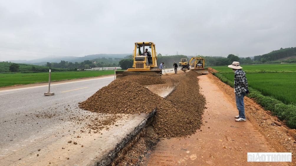 Những ng&agrave;y n&agrave;y, tranh thủ thời tiết thuận lợi c&aacute;c nh&agrave; thầu tr&ecirc;n tuyến đang huy động tối đa nh&acirc;n c&ocirc;ng, thiết bị để đẩy nhanh tiến độ thi c&ocirc;ng