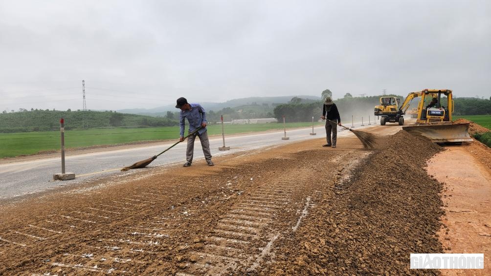 Do đường vừa thi c&ocirc;ng, vừa khai th&aacute;c n&ecirc;n nh&agrave; thầu bố tr&iacute; hệ thống cọc ti&ecirc;u ph&acirc;n l&agrave;n, người cảnh giới v&agrave; c&ocirc;ng nh&acirc;n qu&eacute;t dọn đất đ&aacute; đảm bảo sạch sẽ để phương tiện lưu th&ocirc;ng thuận lợi, an to&agrave;n