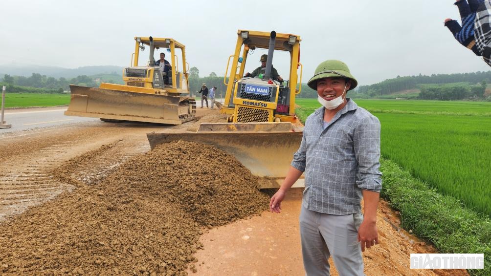 Kỹ sư Trịnh Xu&acirc;n H&ugrave;ng - Chỉ huy trưởng c&ocirc;ng tr&igrave;nh thuộc nh&agrave; thầu C&ocirc;ng ty CP X&acirc;y dựng v&agrave; Đầu tư ph&aacute;t triển Th&aacute;i Sơn cho biết: Đơn vị phụ tr&aacute;ch thi c&ocirc;ng 4,9km, trong đ&oacute; c&oacute; 3,15km cải tạo mở rộng từ đường tỉnh 538B, c&ograve;n lại l&agrave; l&agrave;m tuyến mới. Để đẩy nhanh tiến độ, đơn vị huy động 2 mũi, l&agrave;m cuốn chiếu li&ecirc;n tục theo từng đoạn tr&aacute;i v&agrave; phải tuyến, d&agrave;i 400m, rộng 2,3m. Thời gian l&agrave;m mỗi đoạn từ đ&agrave;o đắp đến l&ecirc;n base g&oacute;i gọn trọng 5 ng&agrave;y. Phấn đấu đến hết th&aacute;ng 6/2023 sẽ l&agrave;m xong to&agrave;n bộ phần mở rộng (vượt tiến độ 30 th&aacute;ng)