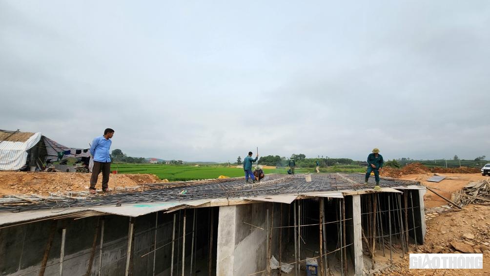 To&agrave;n tuyến c&oacute; 2 cầu nhỏ v&agrave; 68 cống c&aacute;c loại. Hiện c&aacute;c nh&agrave; thầu đ&atilde; thi c&ocirc;ng cơ bản xong phần hạ bộ