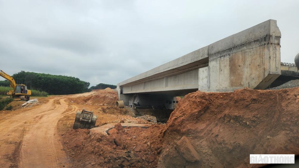 Cầu Nam Thịnh đ&atilde; g&aacute;c xong dầm. Nh&agrave; thầu đang tiến h&agrave;nh đắp đường 2 đầu cầu