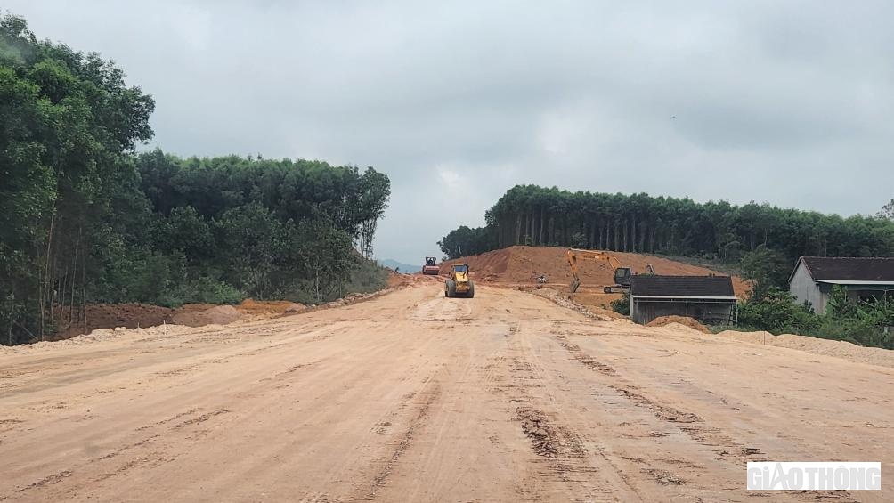 D&ugrave; mới thi c&ocirc;ng được hơn 4 th&aacute;ng nhưng đến nay nhiều đoạn tuyến mới đ&atilde; chuẩn bị đắp xong nền