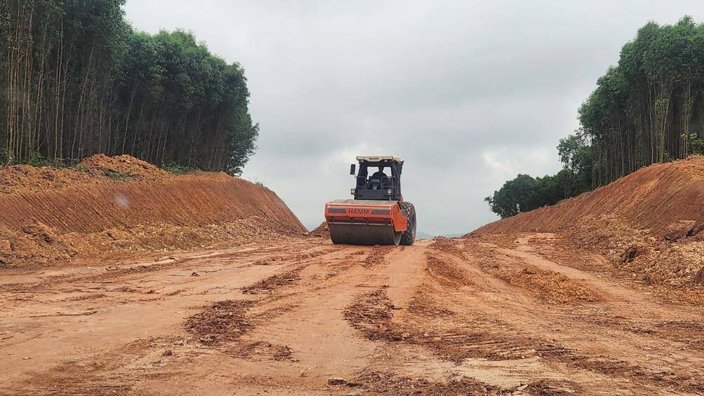 Kỹ sư L&ecirc; Văn Khoa - Chỉ huy trưởng nh&agrave; thầu Mạnh Ph&aacute;t, cho biết: Đơn vị thi c&ocirc;ng 2,6km, 16 cống c&aacute;c loại. Giai đoạn n&agrave;y đơn vị đang tập trung hạ cao độ đồi v&agrave; khai th&aacute;c đất đắp điều phối dọc. Tr&ecirc;n c&ocirc;ng trường, ch&uacute;ng t&ocirc;i bố tr&iacute; 3 mũi thi c&ocirc;ng. Tuy chưa l&agrave;m 3 ca nhưng anh em đều l&agrave;m th&ocirc;ng tầm từ 5h30 s&aacute;ng đến 20h tối mới nghỉ. Phấn đấu th&aacute;ng 7 n&agrave;y sẽ thảm mẻ b&ecirc; t&ocirc;ng nhựa đầu ti&ecirc;n