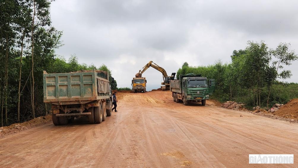 To&agrave;n bộ đất để thi c&ocirc;ng dự &aacute;n đều l&agrave; đất tận dụng, được điều phối dọc n&ecirc;n c&aacute;c nh&agrave; thầu kh&ocirc;ng phải lo lắng về vấn đề vật liệu cũng như biến động gi&aacute;