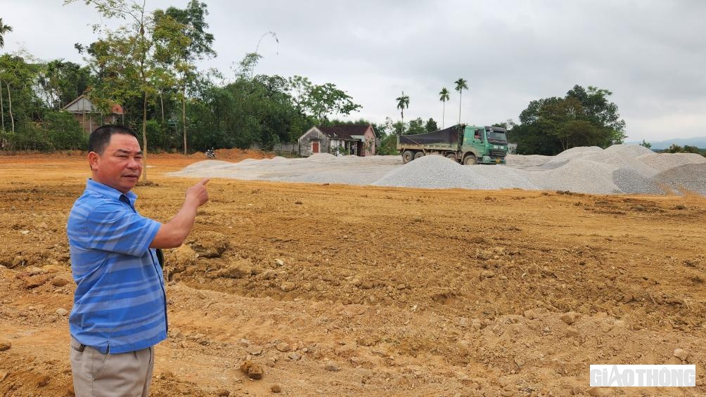 Với những vật liệu phải đi mua như: sắt th&eacute;p, cấp phối đ&aacute; dăm, b&ecirc; t&ocirc;ng nhựa... c&aacute;c nh&agrave; thầu đều đ&atilde; tập kết sẵn. Kỹ sư Chu Văn Chanh - Chỉ huy trưởng nh&agrave; thầu T&acirc;n Nam, cho biết: Đơn vị đ&atilde; thu&ecirc; 3 b&atilde;i tập kết cấp phối đ&aacute; dăm. Hiện đ&atilde; mua v&agrave; đưa về c&ocirc;ng trường được 35.000/60.000 khối. B&ecirc; t&ocirc;ng nhựa đơn vị cũng đ&atilde; c&oacute; trạm ở huyện Nghi Lộc, n&ecirc;n mọi thứ ch&uacute;ng t&ocirc;i ho&agrave;n to&agrave;n chủ động