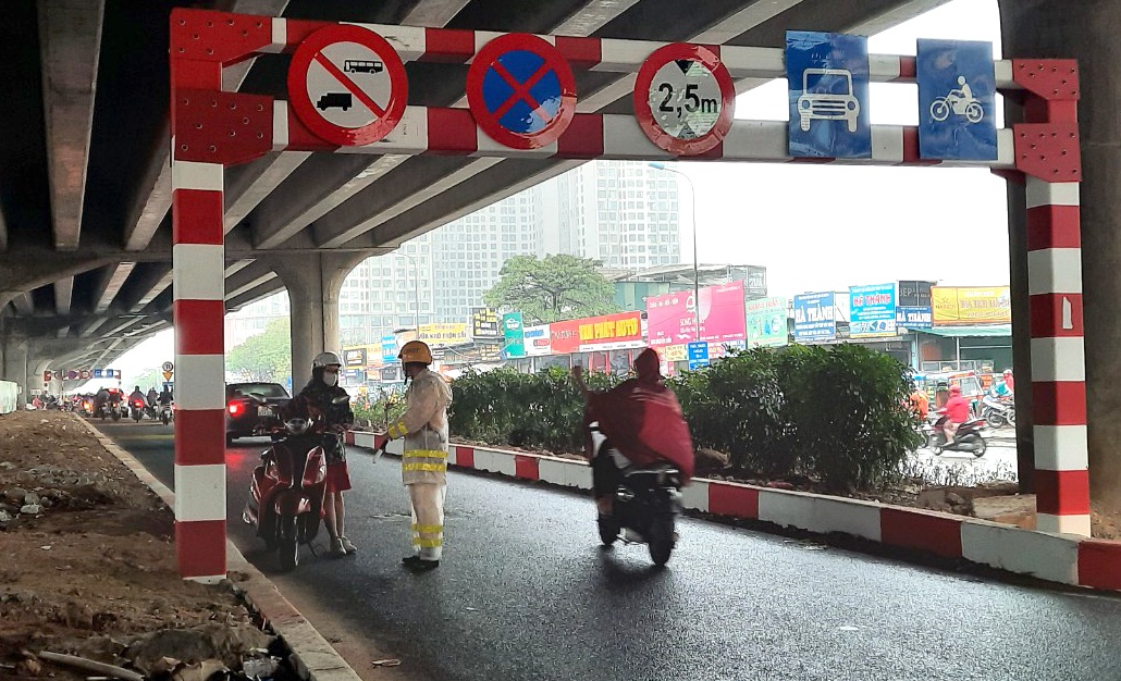 Chỉ trong vòng hơn 1 tiếng đồng hồ, Tổ công tác Đội CSGT số 7 đã phát hiện và lập biên bản xử phạt gần 10 trường hợp người điều khiển xe máy vi phạm lỗi đi ngược chiều tại làn mới mở trên đường Nguyễn Xiển