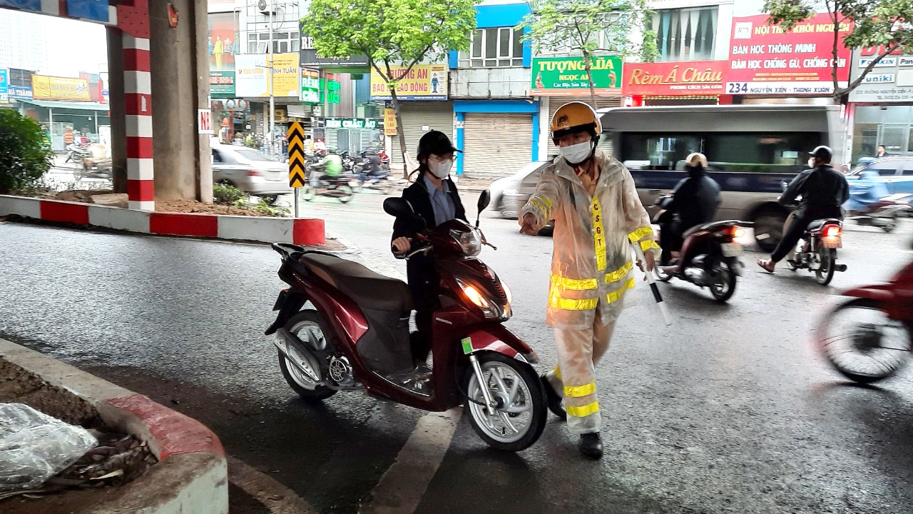Người điều khiển xe máy đi ngược chiều nêu rất nhiều lý do vi phạm, như: Đi thế cho gần hơn, thấy mọi người đi cũng để ý đi theo...