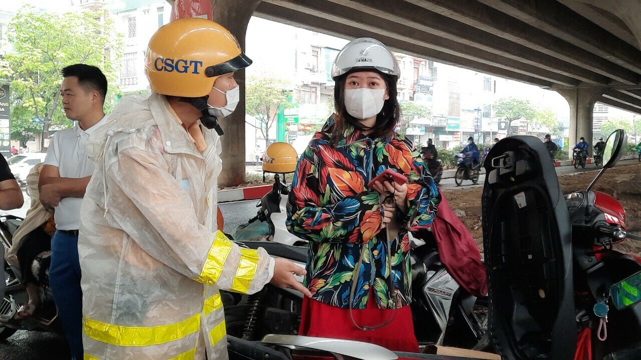 Bị CSGT dừng xe xử lý vi phạm, chị Nguyễn Thị T., người vi phạm cho biết: "Tôi thấy mọi người đi nên tôi cũng đi theo thôi, tôi không để ý đây là đường 1 chiều”