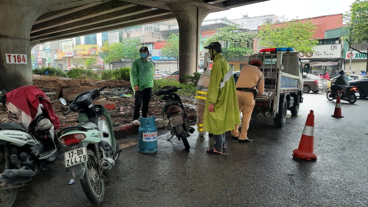 Còn anh Phan Tuấn H. lý giải cho hành vi đi ngược chiều của mình là do đường Nguyễn Xiển hướng Mai Dịch tắc nên để không muộn giờ đành phải vi phạm