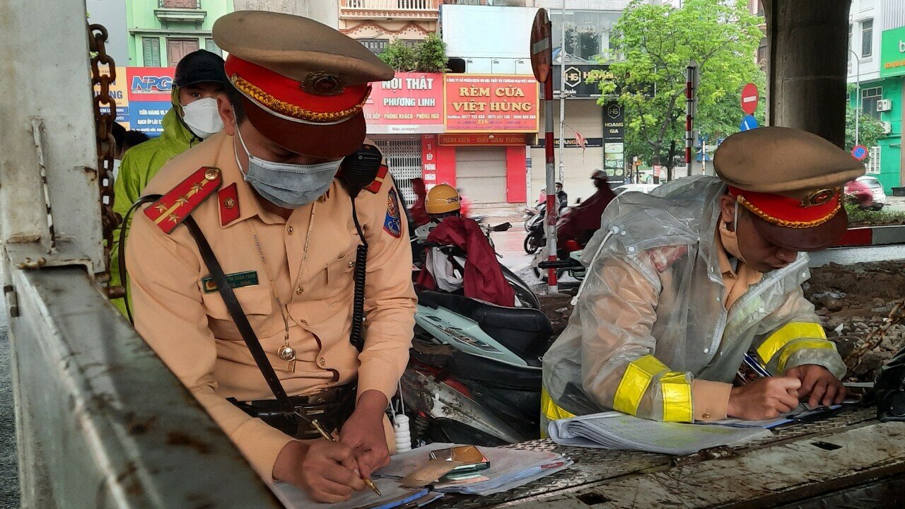 Với lỗi vi phạm đi ngược chiều, người điều khiển phương tiện xe máy sẽ bị xử phạt 1,5 triệu đồng và tước GPLX 2 tháng